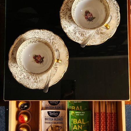 L'Entree Chambres D'Hotes Bar & Restaurant Castillonnès Екстериор снимка