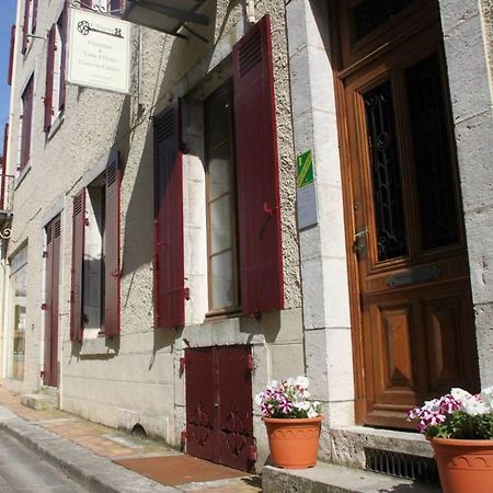 L'Entree Chambres D'Hotes Bar & Restaurant Castillonnès Екстериор снимка
