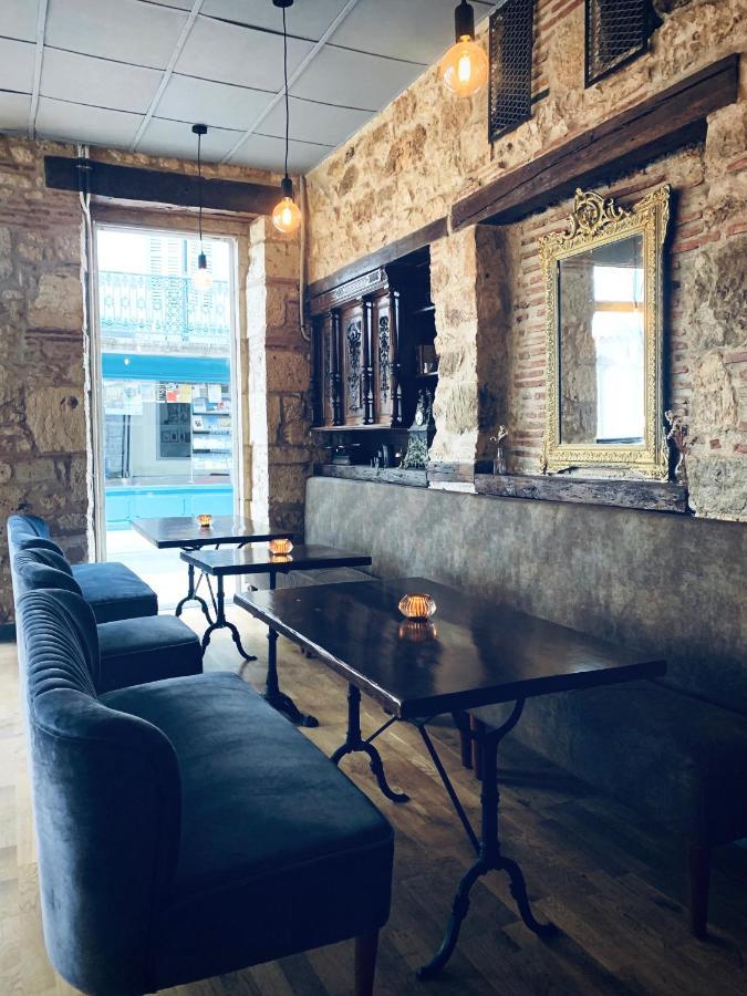 L'Entree Chambres D'Hotes Bar & Restaurant Castillonnès Екстериор снимка