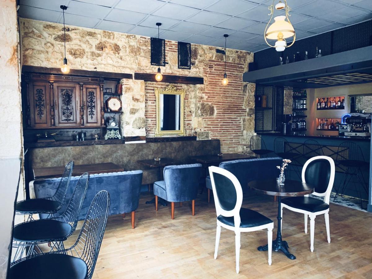 L'Entree Chambres D'Hotes Bar & Restaurant Castillonnès Екстериор снимка