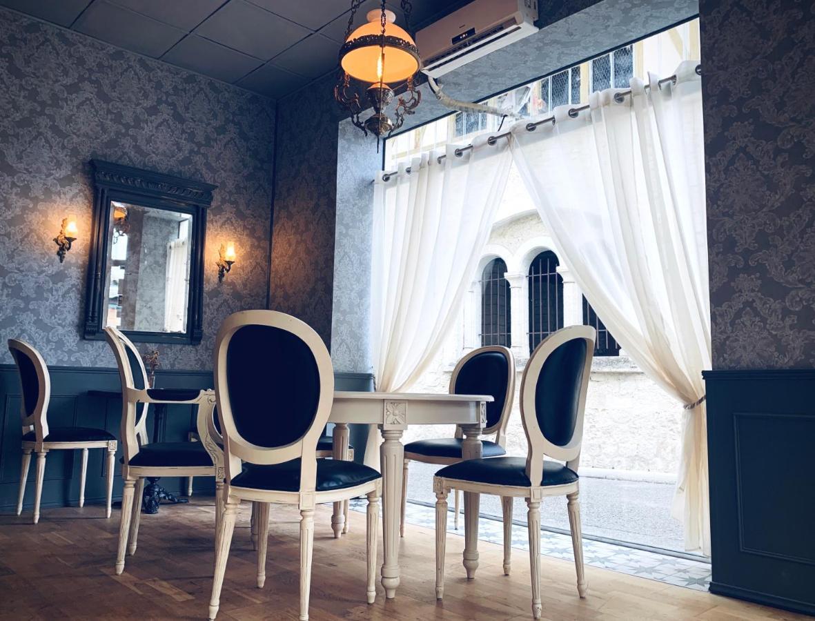 L'Entree Chambres D'Hotes Bar & Restaurant Castillonnès Екстериор снимка