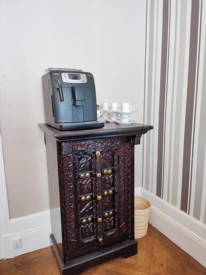 L'Entree Chambres D'Hotes Bar & Restaurant Castillonnès Екстериор снимка