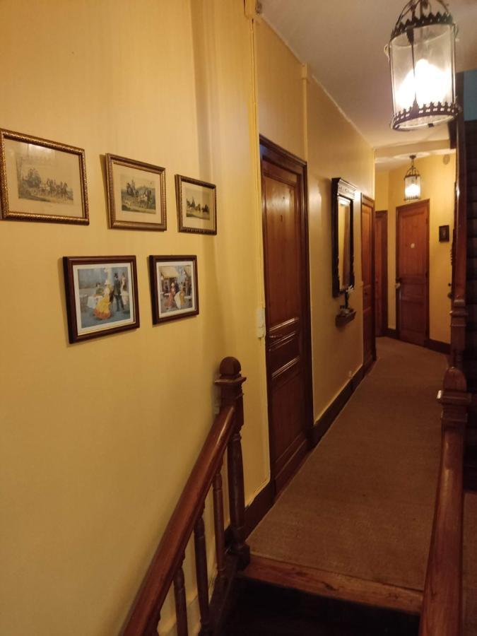 L'Entree Chambres D'Hotes Bar & Restaurant Castillonnès Екстериор снимка