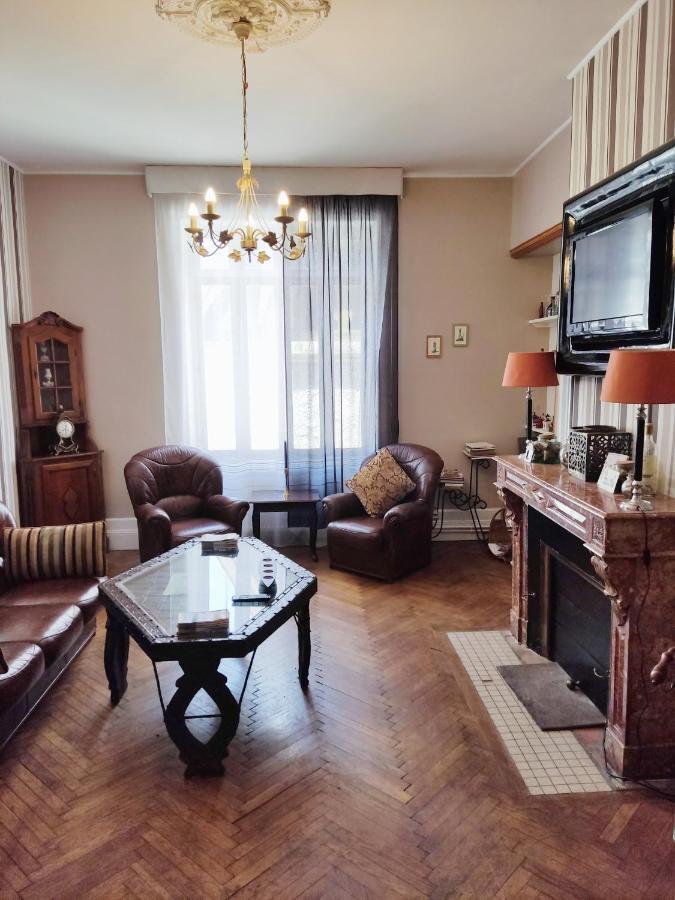 L'Entree Chambres D'Hotes Bar & Restaurant Castillonnès Екстериор снимка