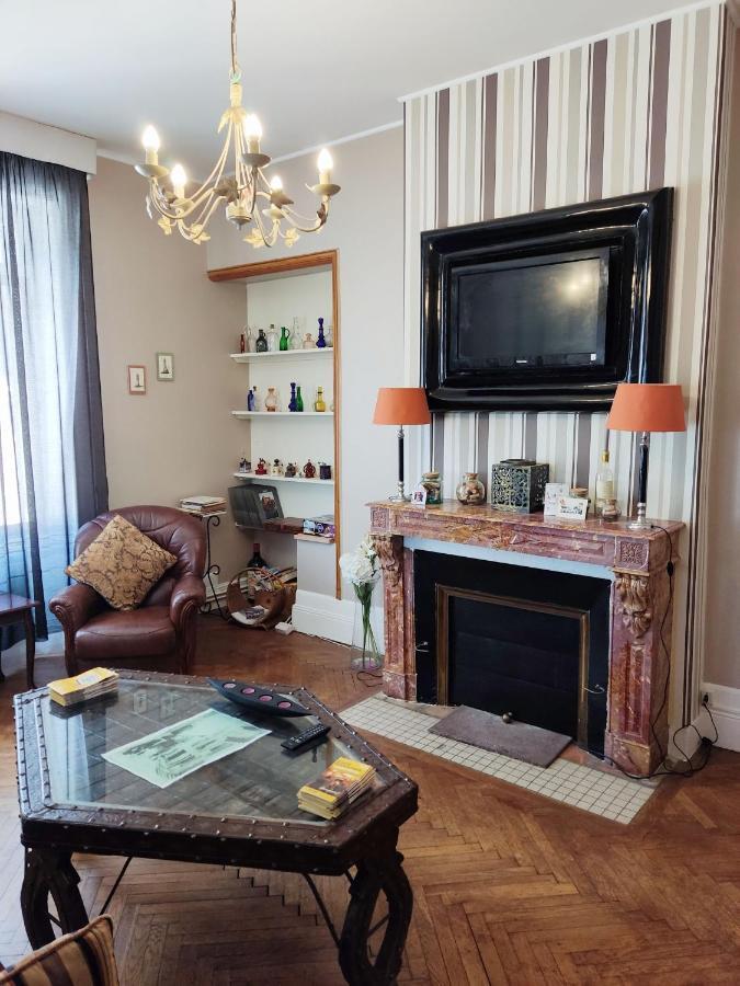 L'Entree Chambres D'Hotes Bar & Restaurant Castillonnès Екстериор снимка