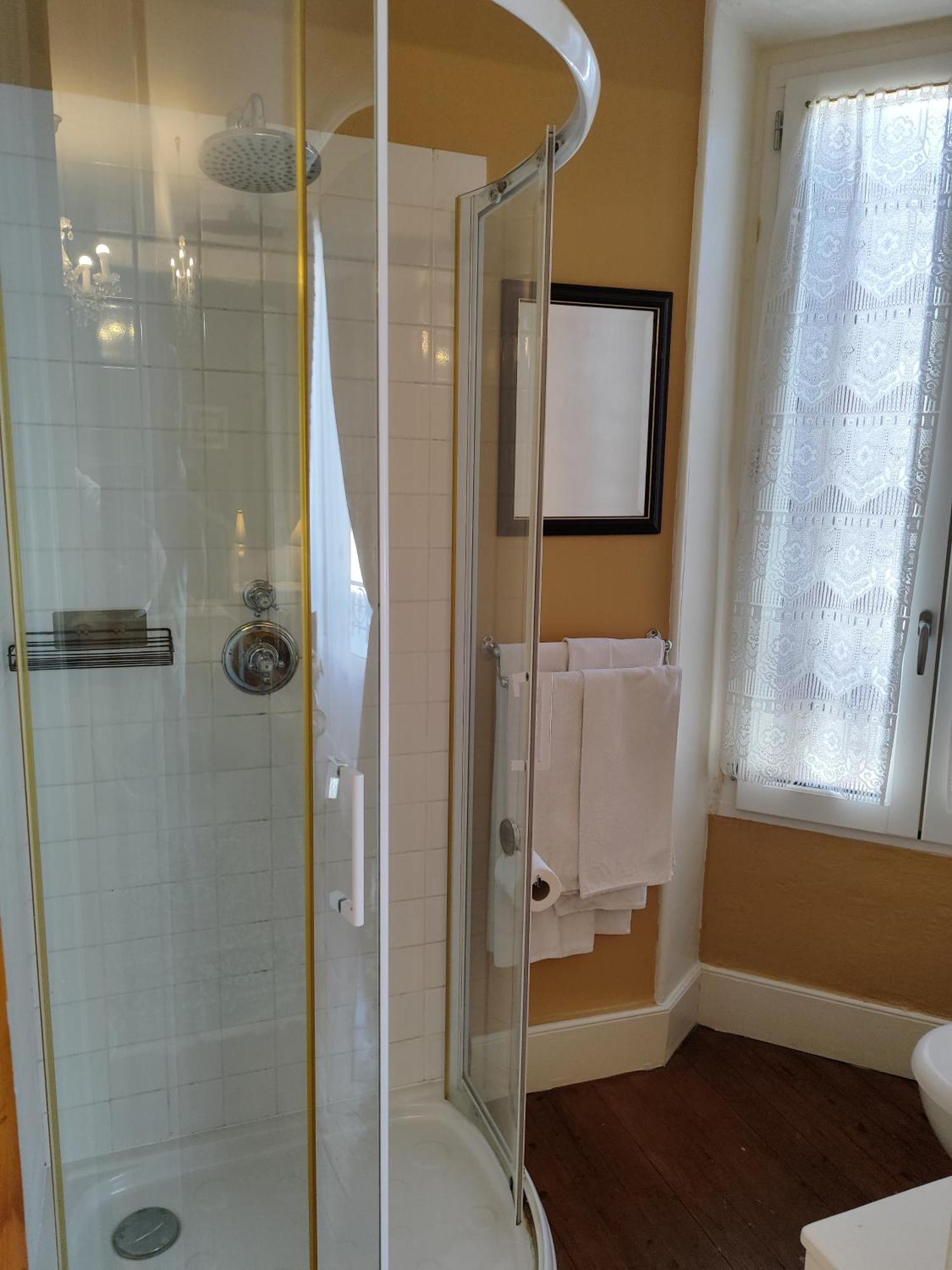 L'Entree Chambres D'Hotes Bar & Restaurant Castillonnès Екстериор снимка