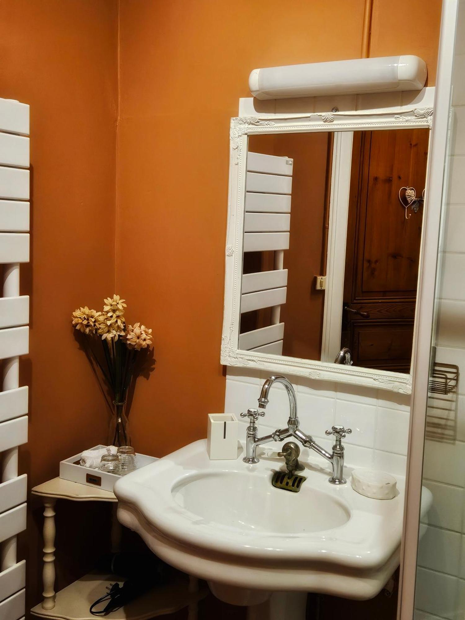 L'Entree Chambres D'Hotes Bar & Restaurant Castillonnès Екстериор снимка