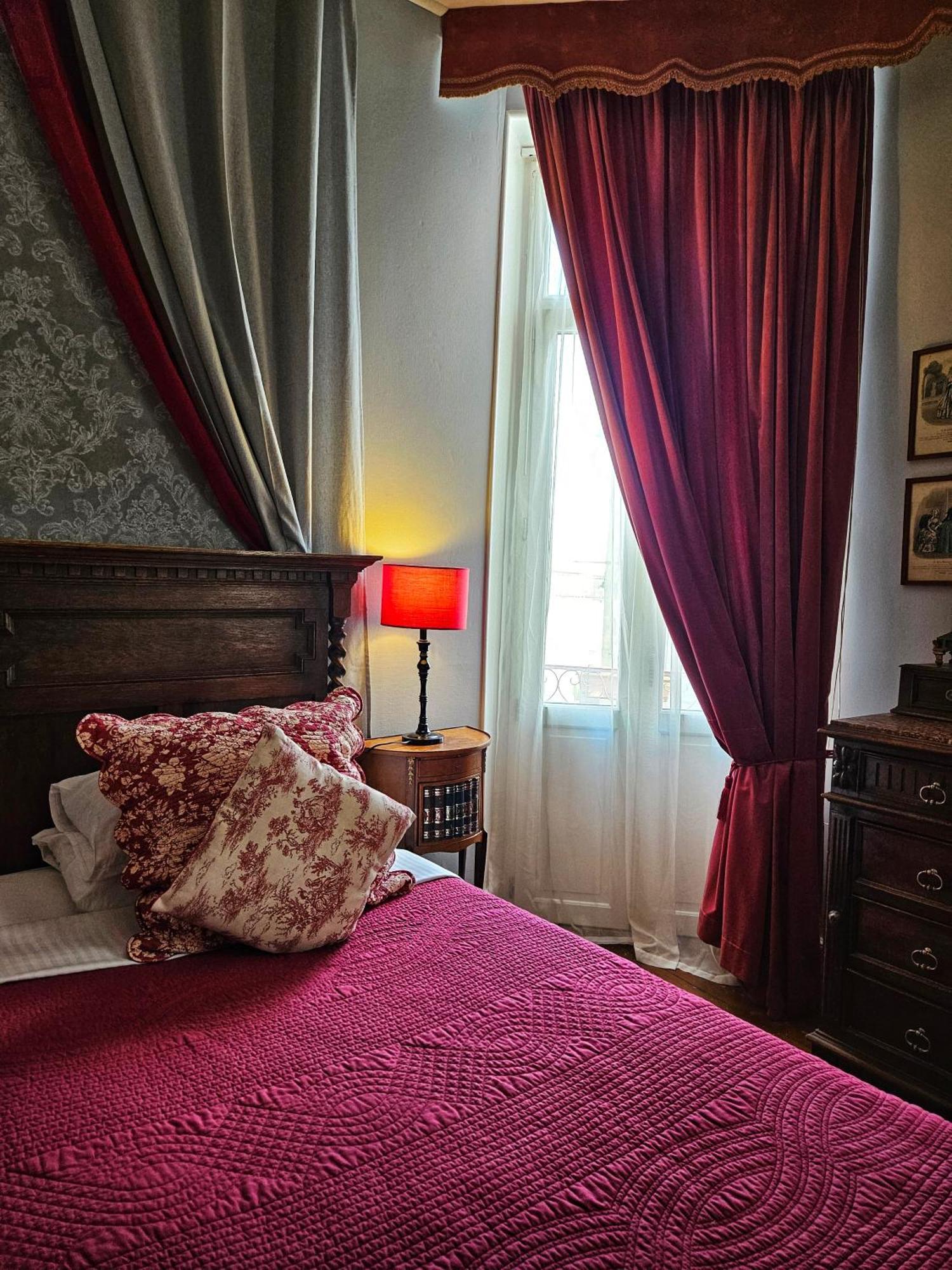 L'Entree Chambres D'Hotes Bar & Restaurant Castillonnès Екстериор снимка