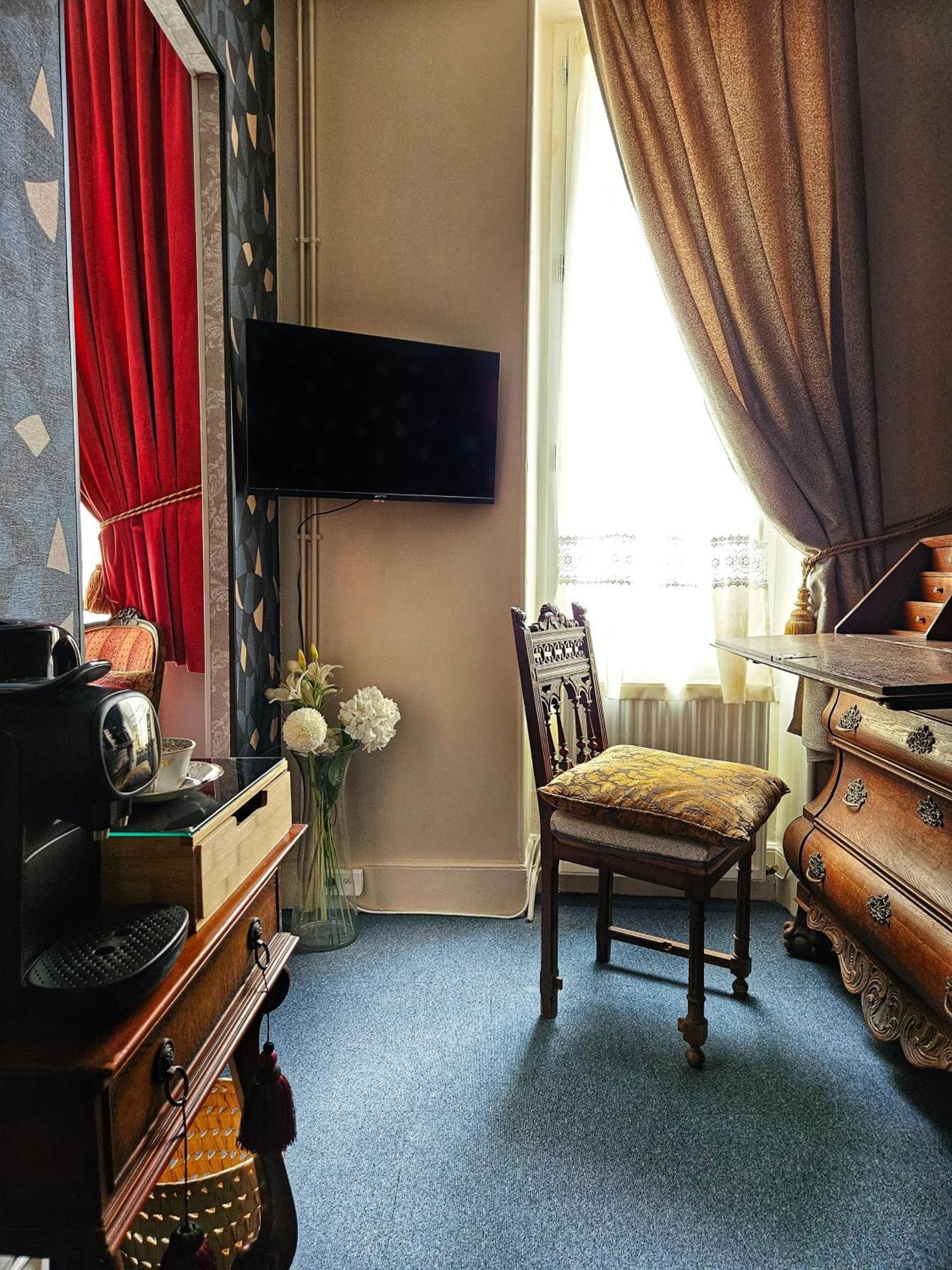 L'Entree Chambres D'Hotes Bar & Restaurant Castillonnès Екстериор снимка