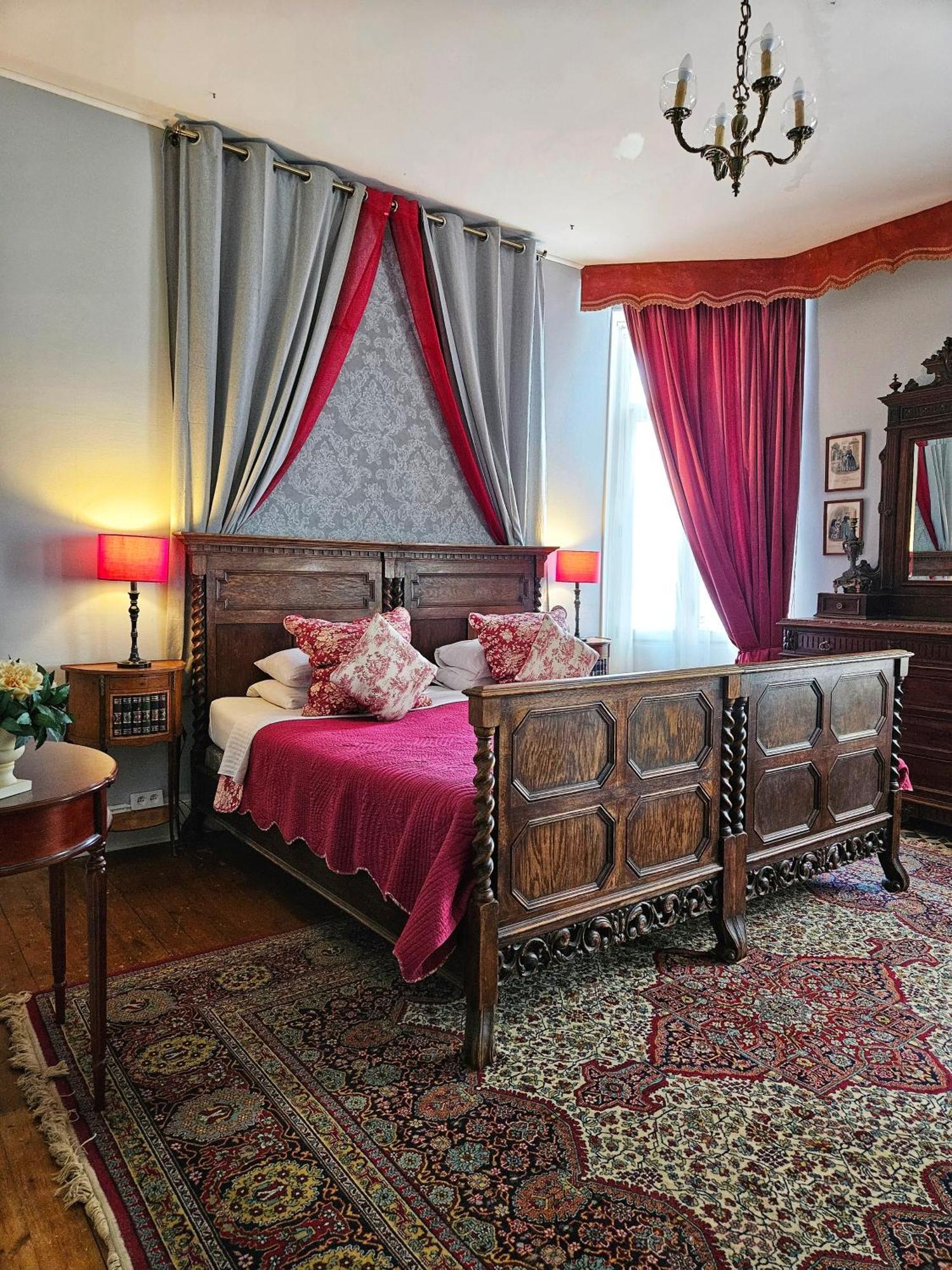L'Entree Chambres D'Hotes Bar & Restaurant Castillonnès Екстериор снимка
