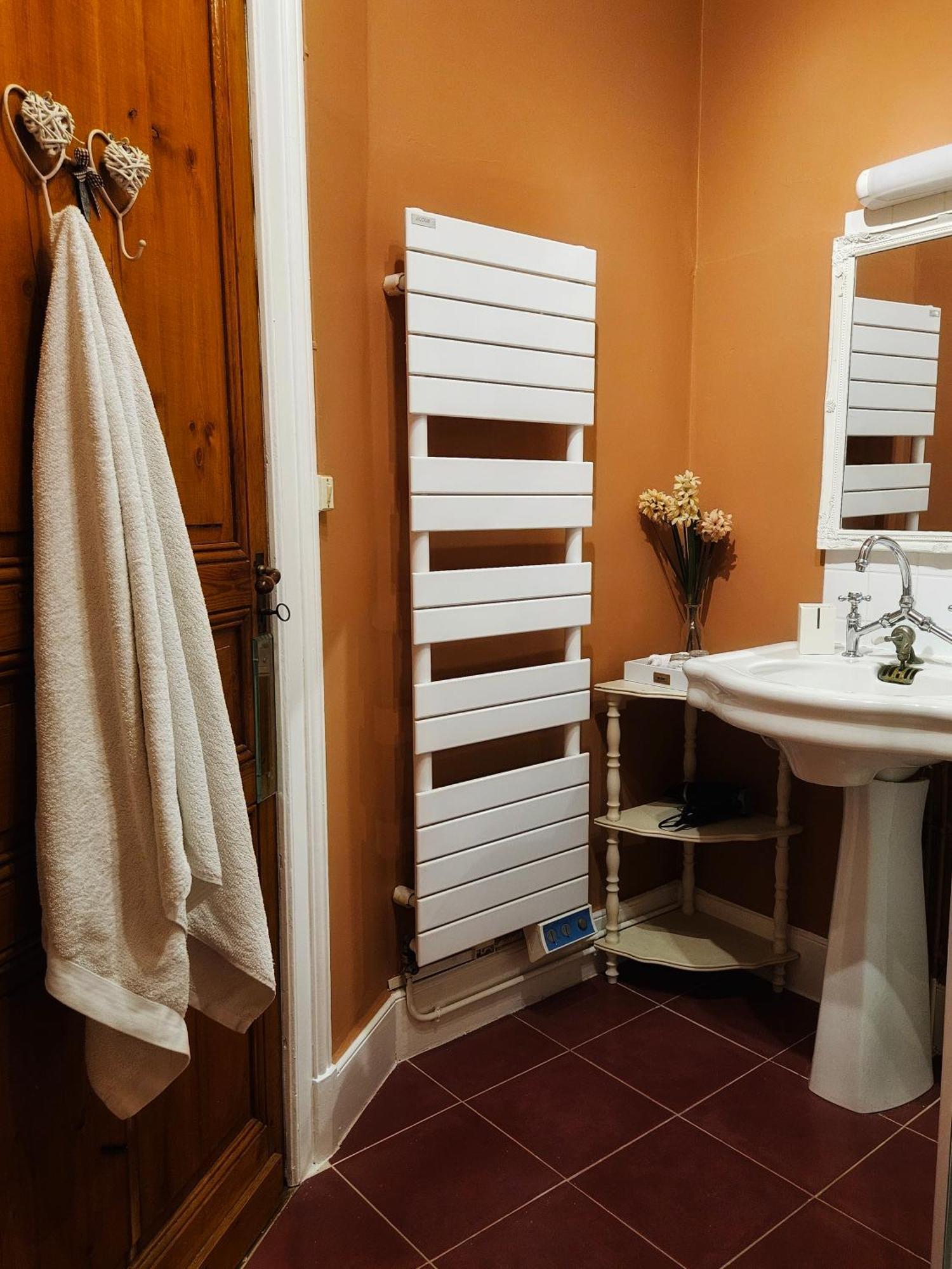 L'Entree Chambres D'Hotes Bar & Restaurant Castillonnès Екстериор снимка