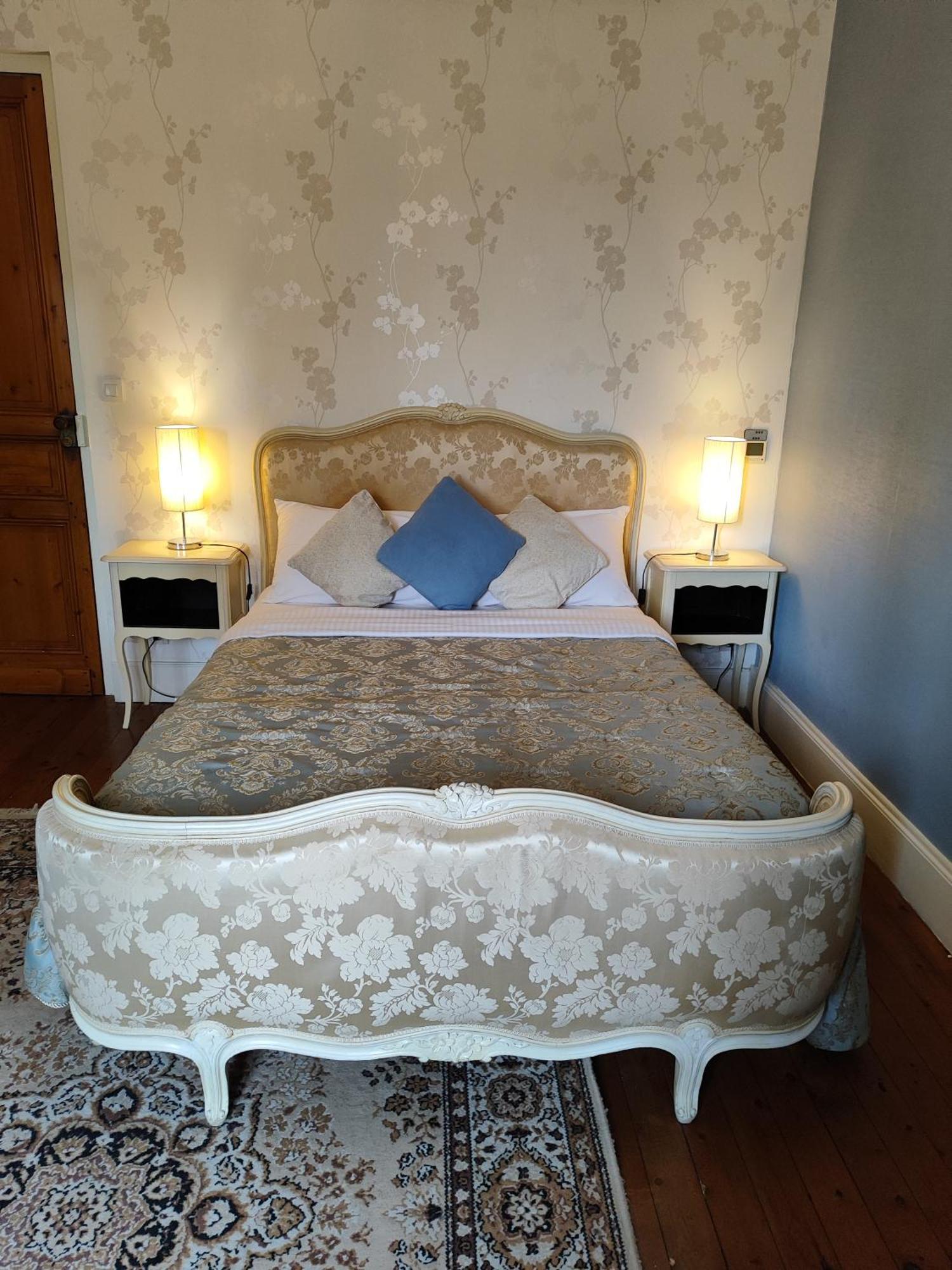 L'Entree Chambres D'Hotes Bar & Restaurant Castillonnès Екстериор снимка