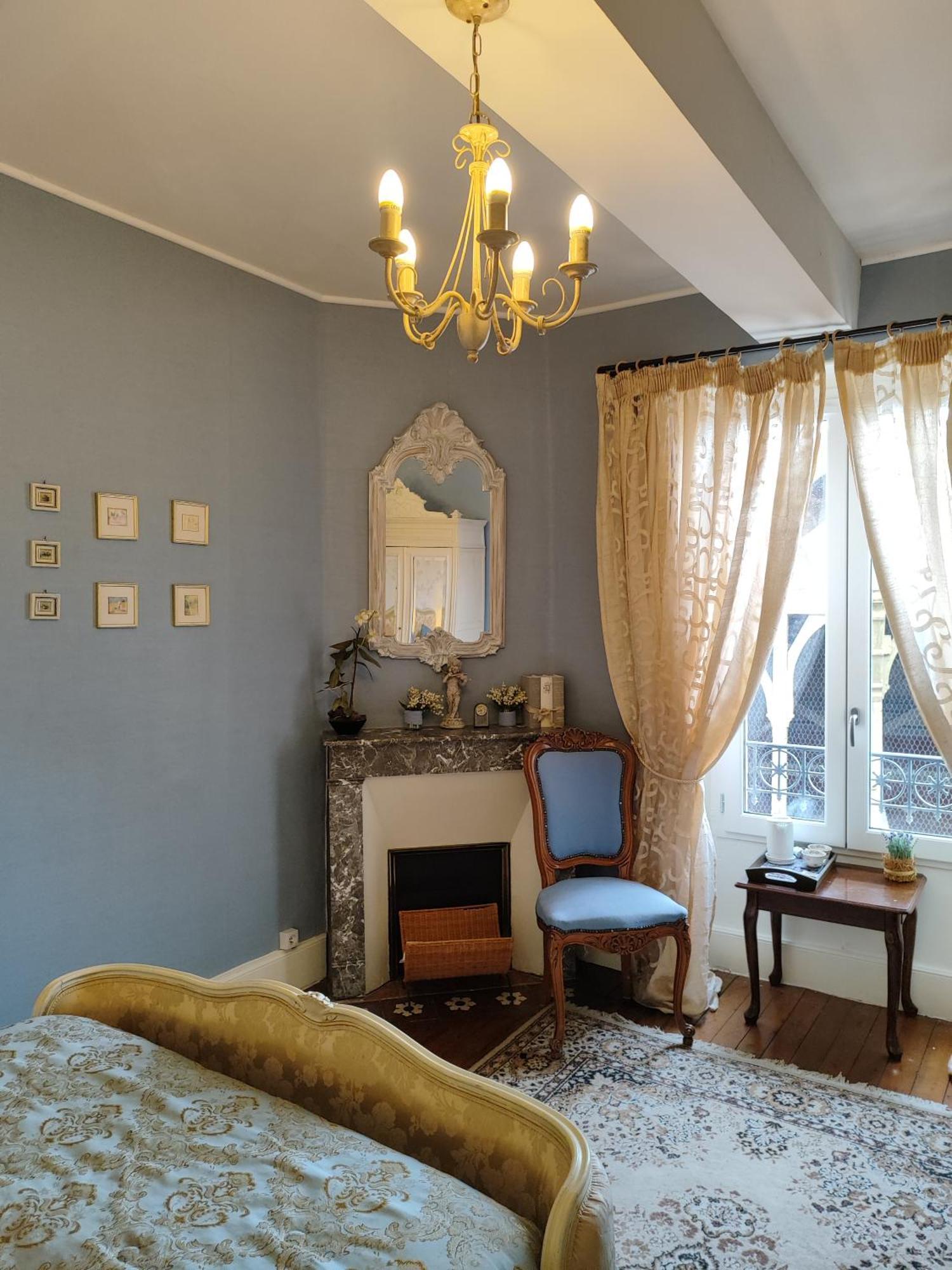 L'Entree Chambres D'Hotes Bar & Restaurant Castillonnès Екстериор снимка