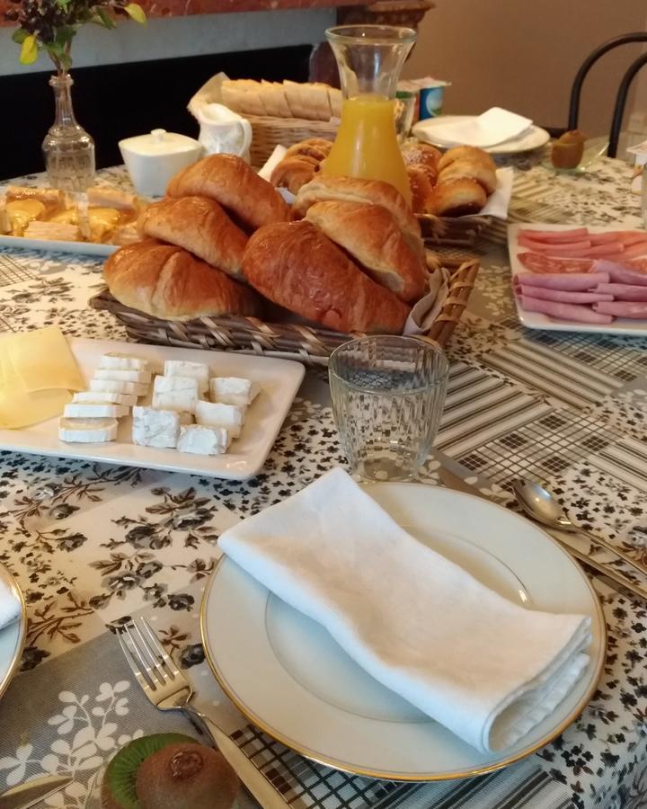 L'Entree Chambres D'Hotes Bar & Restaurant Castillonnès Екстериор снимка